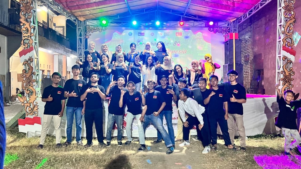 Persembahan seni dan hiburan untuk memeriahkan kebersamaan warga RW 06.