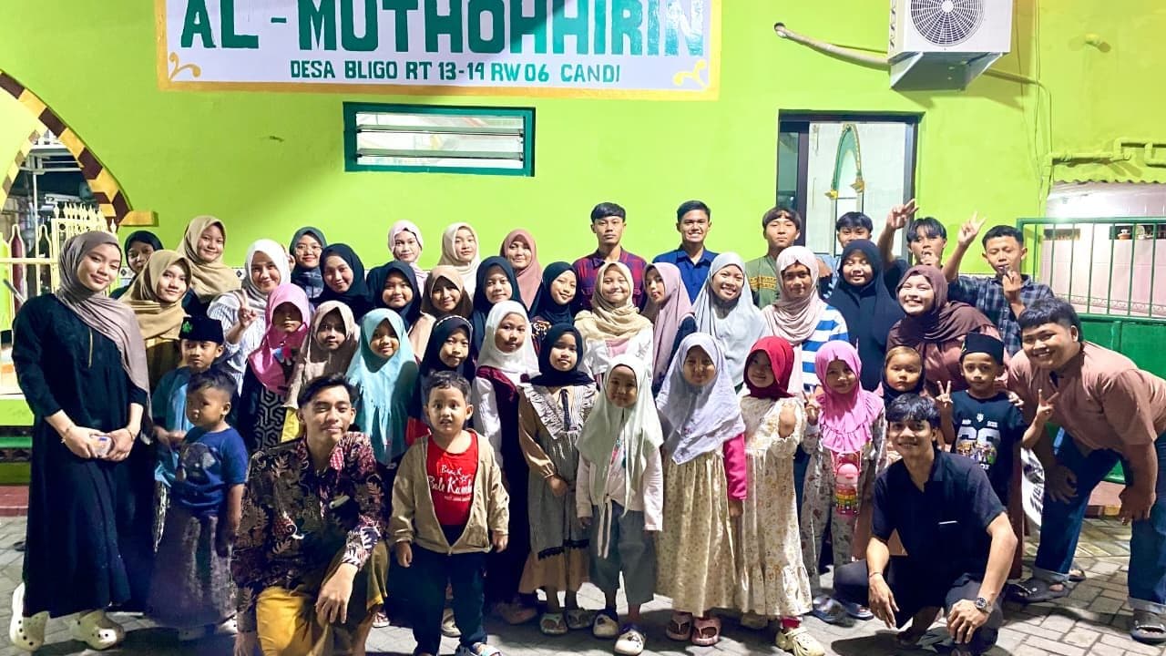 Menyemarakkan malam takbiran dengan semangat kebersamaan bersama anak-anak RW 06.